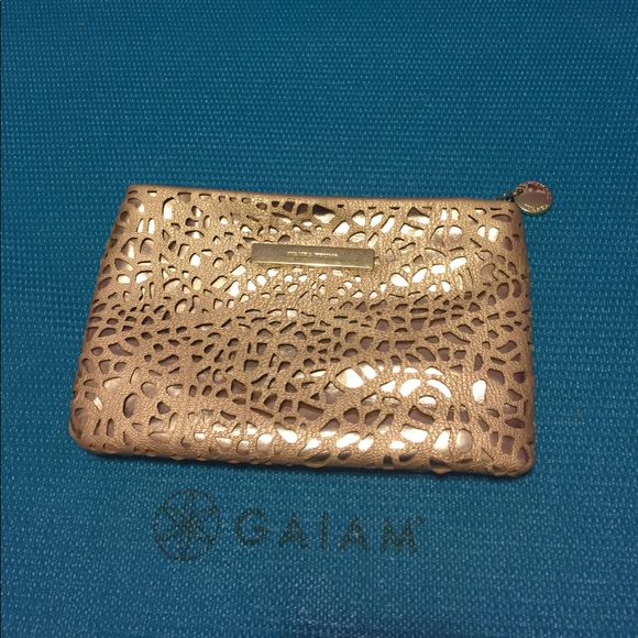 CLEARANCE IVANKA TRUMP clutch purse like new! 😍 - Picture 1 of 7